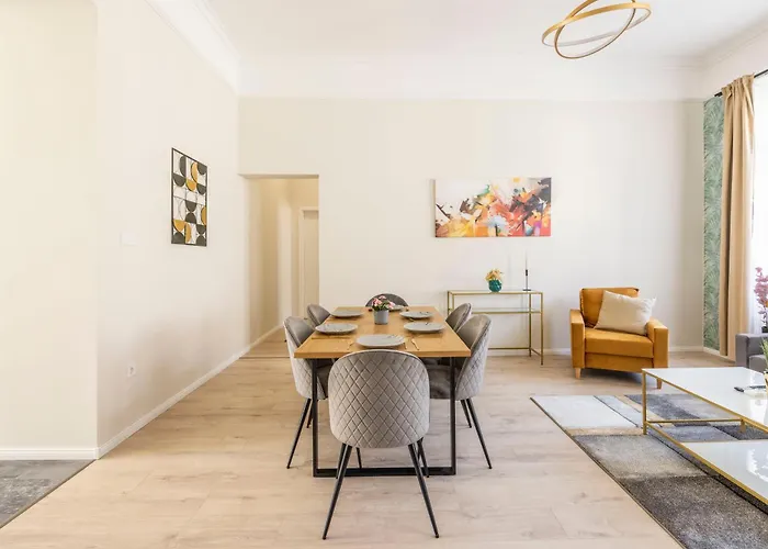 Deluxe I36 City Center Suite With 4Bedrm, 2Bathrm