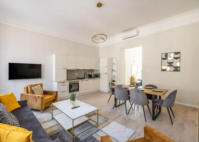 Deluxe I36 City Center Suite With 4Bedrm, 2Bathrm