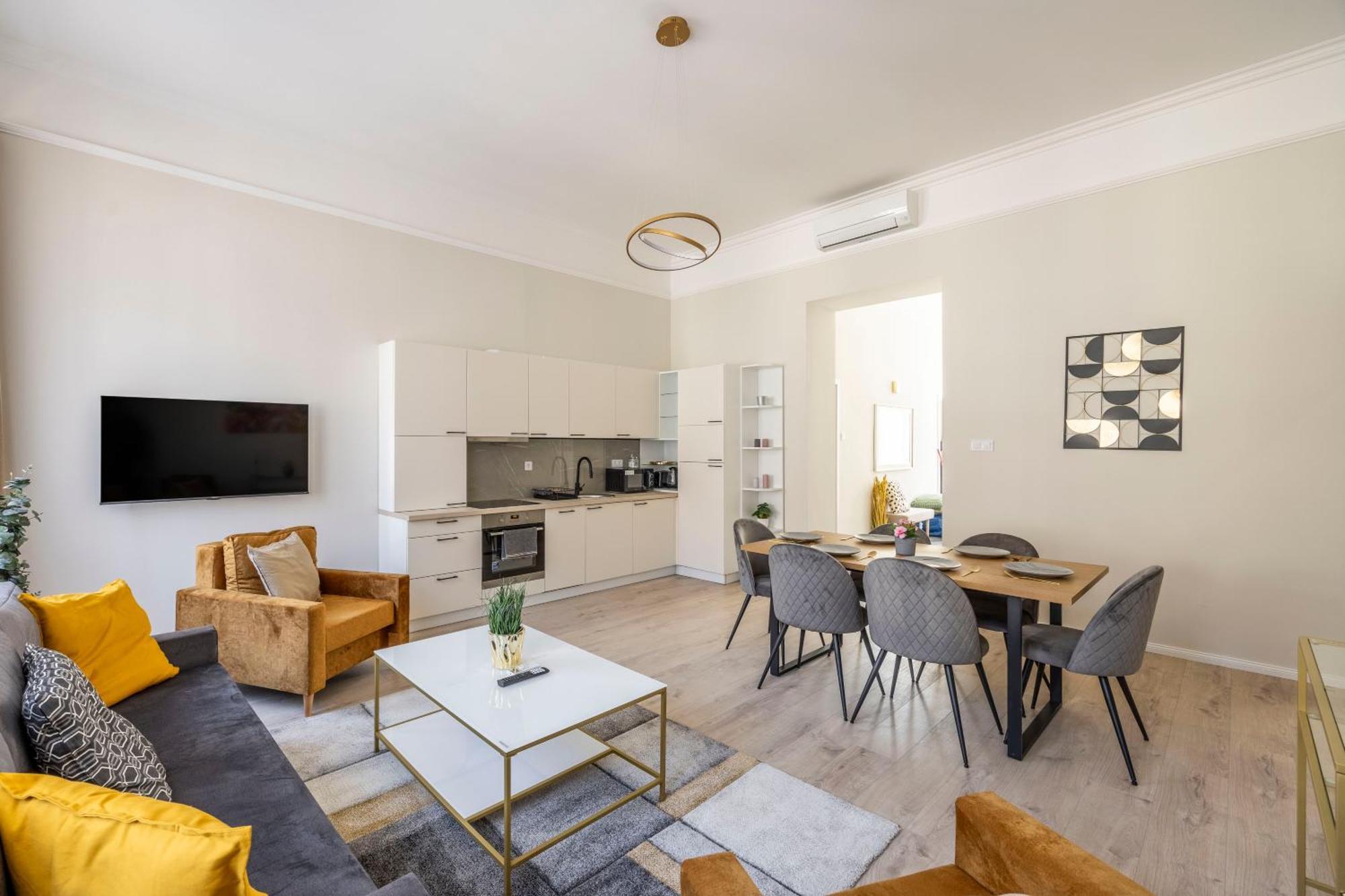 Deluxe I36 Center With 4bedrm, 2bathrm Apartment *